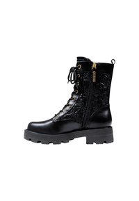 Botte en cuir noir à lacets avec semelle épaisse, fermeture éclair sur le côté avec un branding GUESS, et section supérieure au motif matelassé.
