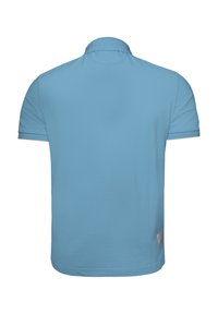 Ljusblå polo med krage och korta ärmar. Slät tyg, minimal detaljering och en liten etikett på den nedre sidan.