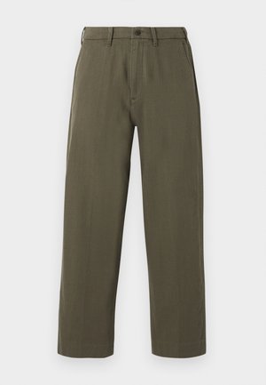 Pantalon droit vert olive avec passants de ceinture, fermeture avant à boutons et poches latérales, présenté sur un fond blanc.