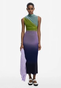 Kleid mit Farbblock-Design, bestehend aus einem eng anliegenden, gerafften Oberteil in Grün und Blau sowie einem fließenden Ombre-Rock, der von Lavendel zu Dunkelblau übergeht; inklusive eines lavendelfarbenen Schals.