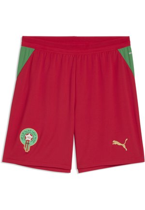 Czerwone spodenki sportowe z zielonymi panelami bocznymi, herb drużyny piłkarskiej Maroka na lewej nodze oraz złote logo Puma na prawej nodze.