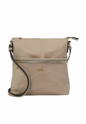 Crossbody-Tasche in hellbeige, gefertigt aus glattem Material. Verfügt über eine vordere Reißverschlusstasche und goldfarbene Hardware mit abnehmbarem Schultergurt.