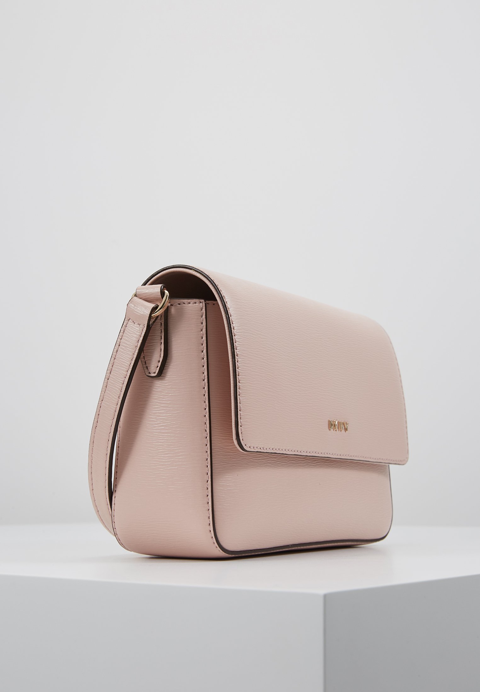 DKNY BRYANT FLAP CBODY SUTTON Skulderveske cashmere DKNY BRYANT FLAP CBODY SUTTON Skulderveske dune Zalando.no
