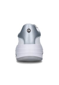 Sneaker bianco con tacco argentato metallico e un motivo circolare. Presenta una suola spessa e texturizzata di colore bianco. Materiale superiore liscio.