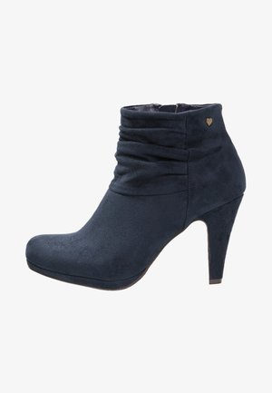 Stivale alla caviglia in camoscio blu navy con design in tessuto arricciato, punta affusolata e tacco; presenta un piccolo accento a forma di cuore dorato sul lato.