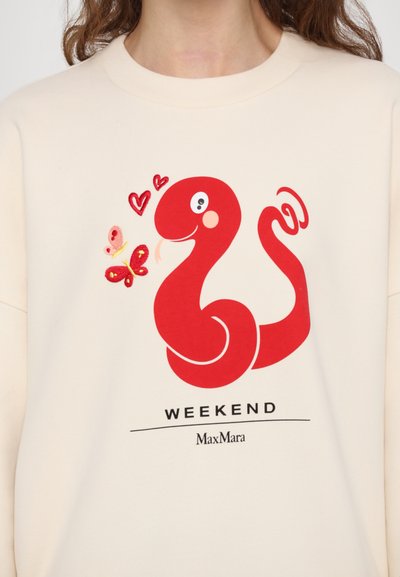 Creamfarbene Sweatshirt mit einem roten Cartoon-Schlangenmotiv, das Herzen und Schmetterlinge zeigt. Gedruckter Text darunter lautet "WEEKEND MaxMara."