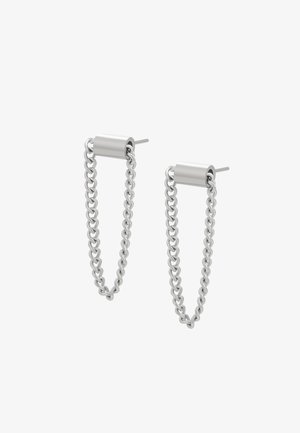 Zilveren ketting oorbellen met een cilindrische steker, voorzien van een textuurdesign in de schakels dat een moderne en verlengde silhuet creëert.