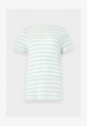 Rövid ujjú, kerek nyakú póló világoskék és fehér vízszintes csíkokkal, sima, egyszínű háttéren bemutatva.