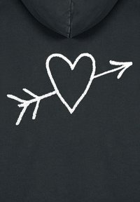 Felpa scura con un cuore ricamato bianco e un design di freccia sul davanti. Il materiale sembra morbido con una finitura texturizzata.