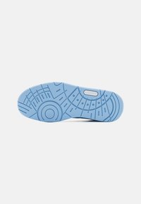 Lacoste COURT CAGE 224 - Sportbačiai - light blue/white