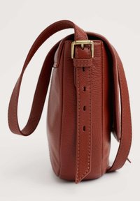 Borsa in pelle marrone con finitura texturizzata, forma rettangolare slim, tracolla regolabile e dettaglio della fibbia in metallo color oro.