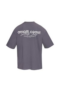 T-shirt gris à manches courtes avec texte blanc « amalfi coast Sorrento, Italy dropsize international summer streetwear » dans le dos.