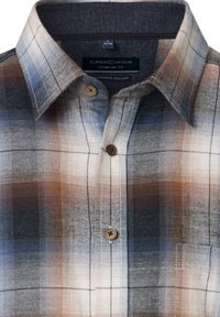 Kariertes Hemd in Blau-, Braun- und Weißtönen; Button-Down-Kragen; zwei vordere Knöpfe; weiche Textur; Etikett mit der Aufschrift "CASA MODA, Comfort Fit."