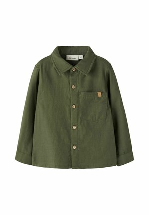 Chemise boutonnée olive à manches longues pour enfants, avec poche poitrine et col.
