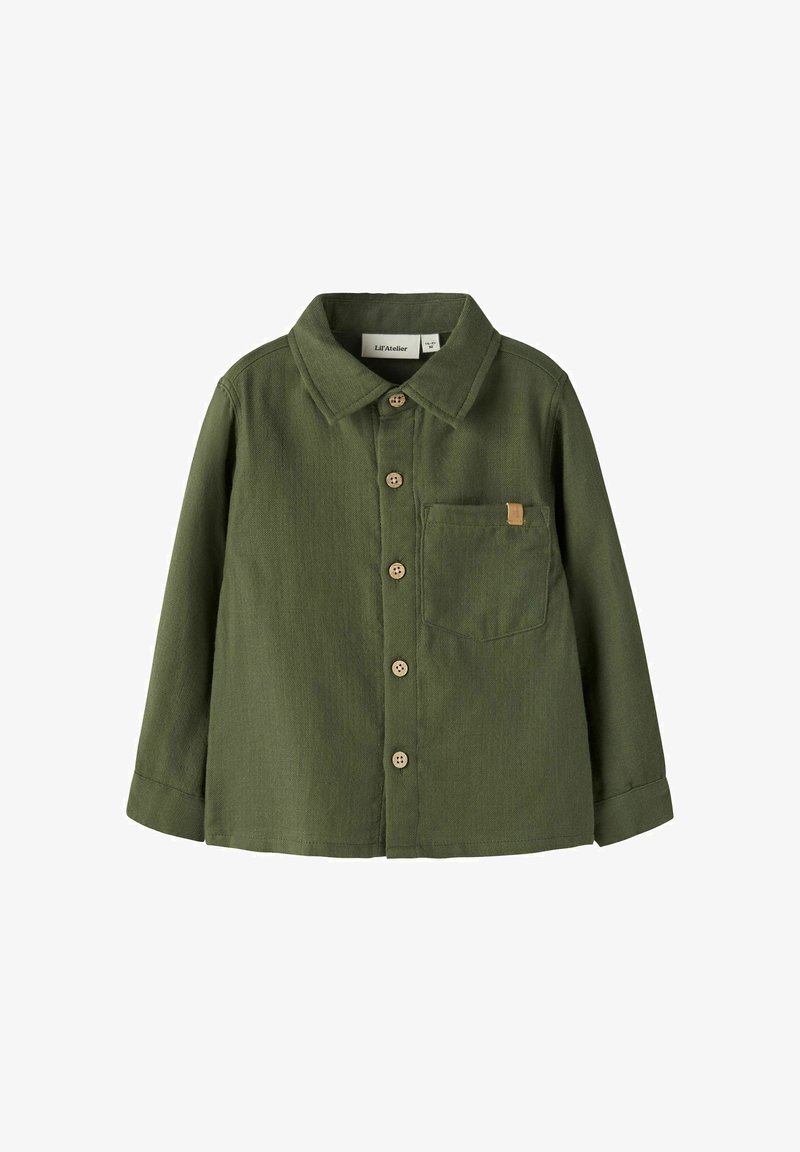 Chemise boutonnée olive à manches longues pour enfants, avec poche poitrine et col.