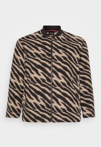 Ilga rankovė smėlio ir juoda zebro rašo zip-up striukė su užapvalintu apykakle ir šoninėmis kišenėmis, pristatyta ant balto fono.