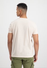 Alpha Industries LABEL - Tričko s potlačou - jet stream white
