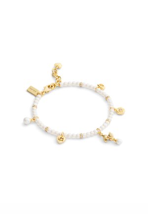 Gouden armband met een ontwerp van witte kralen, voorzien van meerdere bedels, waaronder een parel, een hart en decoratieve accenten. Inclusief sluiting met haak.