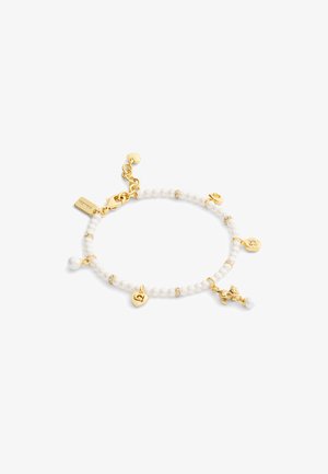 Bracciale d'oro con design a perline bianche, caratterizzato da molteplici charm, tra cui una perla, un cuore e accenti decorativi. Chiusura a scatto inclusa.