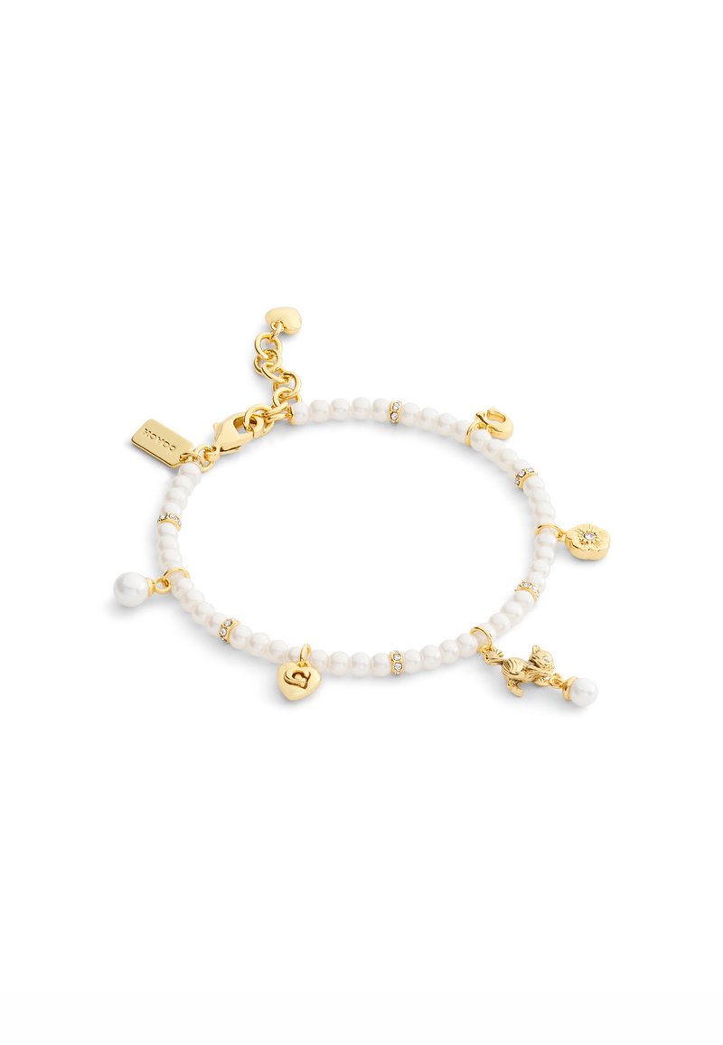 Guldarmband med vit pärldesign, som pryds av flera charms, inklusive en pärla, ett hjärta och dekorativa detaljer. Låsning medföljer.