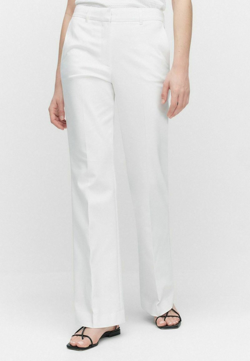 Witte, hoog-waist broeken met een rechte pijpdesign, voorzien van riemlussen, een ritssluiting en een gladde, lichte stoffen.