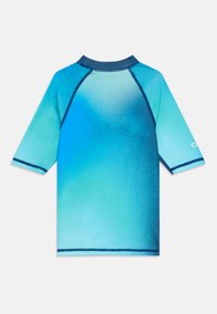 Rash guard s kratkimi rokavi v gradientnih odtenkih modre. Narejen iz raztegljivega materiala s ravnimi šivi in temnomodrim ovratnikom.