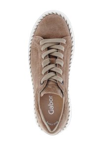 Lichtbruine suède sneaker met beige veters, witte gevlochten zoolrand en "Gabor" branding op de binnenzool.