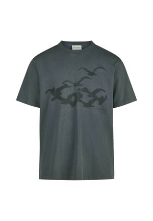 Dark green cotton t-shirt with short sleeves, featuring a silhouette of flying birds in a darker shade. Round neckline, relaxed fit.