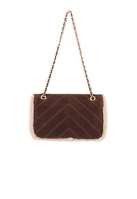 Bolso rectangular de ante marrón con costuras en forma de chevron, ribete de borreguito crema y correa de cadena dorada para el hombro.
