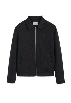 Veste zippée noire avec un col, deux poches latérales, un tissu texturé et une coupe courte. Style simple et minimaliste.
