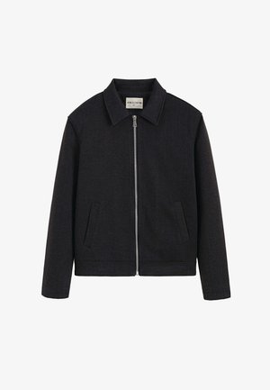 Veste zippée noire avec un col, deux poches latérales, un tissu texturé et une coupe courte. Style simple et minimaliste.