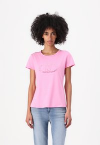 T-shirt di cotone rosa a maniche corte, con una grafica sul davanti. Ha un collo rotondo e una vestibilità comoda.