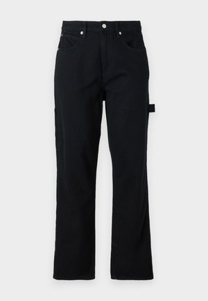 Mustad teksapükse otsekärbega, ees taskud ja taga kinnituslingi taskud. Kätkeb hõbedast riistvara ja külgkonksude detaili funktsionaalsuse tagamiseks.