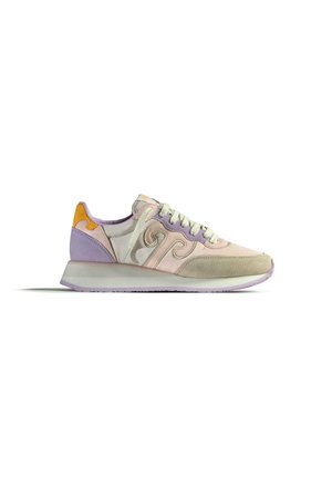 Sneakers con una combinazione di rosa chiaro, lavanda e accenti arancioni; realizzati in pelle e camoscio; presentano un logo laterale testurizzato e una suola spessa.