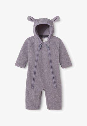 Blød lavendelfarvet fleece babyheldragt med hætte, der har to stofører og dobbelte lynlåse foran, der går fra halsen til benene.