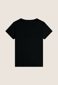 Camiseta negra de manga corta, realizada en algodón suave, con un clásico cuello redondo y un diseño sencillo, sin adornos.