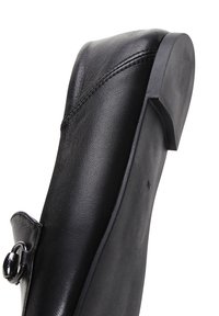 Zwarte leren schoen met een gladde textuur en een ronde neus. Heeft een slank profiel, een platte rubberen zool en een decoratieve metalen accent.