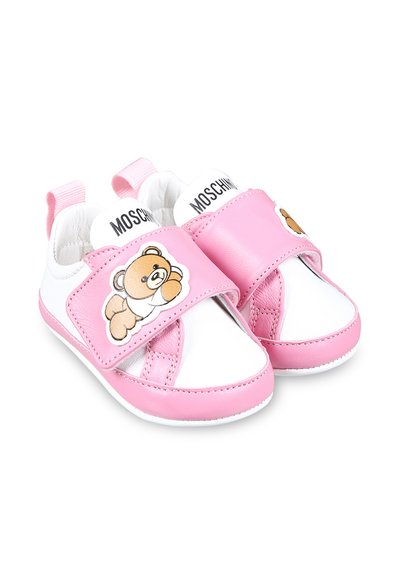 Scarpe per bambini di colore rosa e bianco con una grafica di orsetto, realizzate in pelle. Presentano una strap in velcro, punta arrotondata e texture a contrasto.