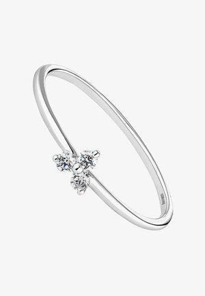 Anillo de plata con una banda lisa y redondeada que presenta tres diamantes redondos agrupados en un diseño minimalista.