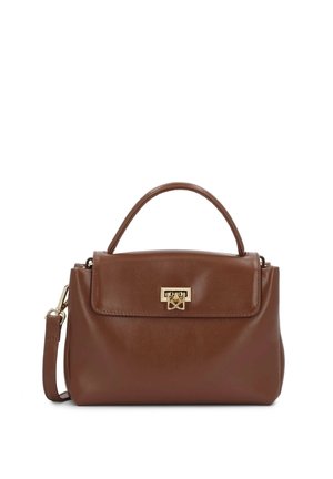 Hnedá kožená kabelka s horným držadlom, predným chlopňovým zapínaním, zlatým zapínaním a odnímateľným ramenným popruhom na bielom pozadí.