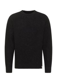 Schwarzer Strickpullover mit strukturiertem Fischgrätenmuster, rundem Ausschnitt, gerippten Bündchen und Saum. Weiches Material, lässige Passform, keine sichtbaren Hardware-Elemente.