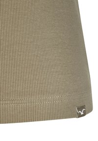 Schmal geschnittenes, geripptes Tanktop in gedämpftem Olivgrün. Mit einem genähten Saum und einem kleinen Logoetikett an der unteren linken Seite.