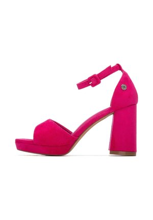 Sandalia de tacón alto de ante fucsia con correa al tobillo, punta abierta y tacón grueso. Cuenta con plataforma y detalle metálico cerca del tacón.
