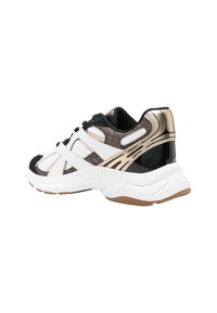 Scarpa da ginnastica moderna con un design nero, bianco e oro metallico. Presenta una suola spessa e testurizzata e pannelli ritagliati per la traspirabilità.