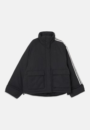 Μαύρο μπουφάν με επένδυση και ψηλό γιακά, δύο μπροστινές τσέπες με καπάκια και λευκές τριπλές ρίγες κατά μήκος ενός μανικιού.