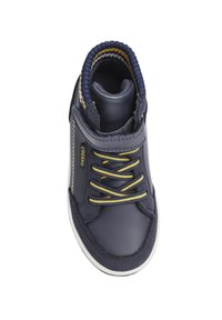 Sneaker alta in pelle blu con lacci gialli, supporto alla caviglia imbottito e suola in gomma bianca. Presenta una chiusura con zip e dettagli testurizzati.