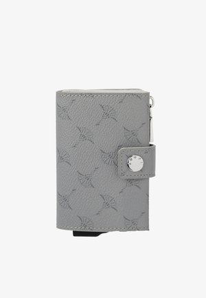Szary skórzany portfel z subtelnym kwiatowym wzorem, zapięciem na srebrny zatrzask oraz suwakiem po boku, pokazany zamknięty na białym tle.