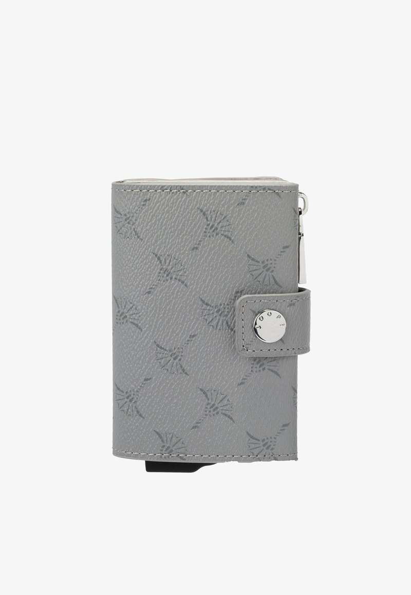 Portefeuille en cuir gris avec un motif floral subtil, fermeture à bouton-pression argenté et tirette de fermeture éclair sur le côté, présenté fermé sur fond blanc.