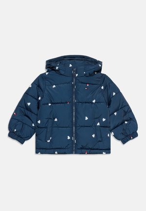 Doudoune bleu marine avec capuche, motifs de cœurs blancs, fermeture éclair devant et poignets élastiques, conçue pour les enfants.
