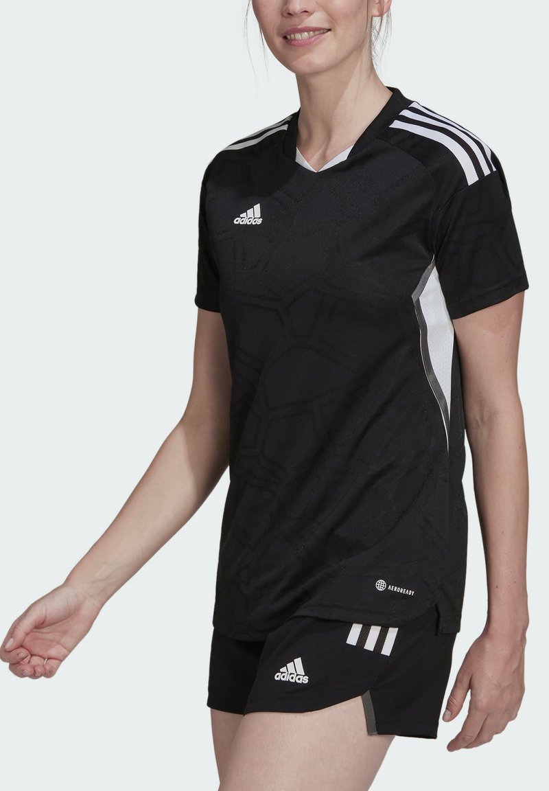 Jersey atlético negro con patrón hexagonal texturizado, acentos laterales blancos y tres franjas blancas en los hombros. Logo de Adidas visible.